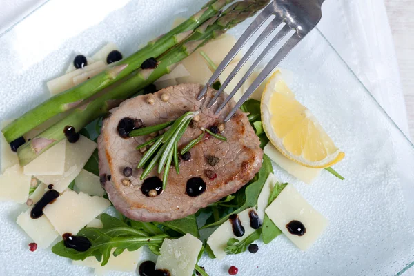 Carne deliciosa em salada de arugula e parmesão — Fotografia de Stock