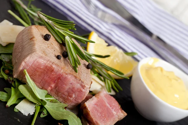 Яловичина на руксі салат і пармезан — стокове фото