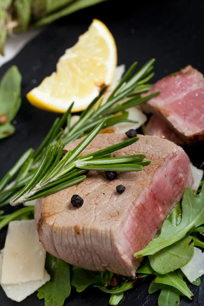 Βοδινό κρέας με σαλάτα ρόκα και παρμεζάνα — Φωτογραφία Αρχείου