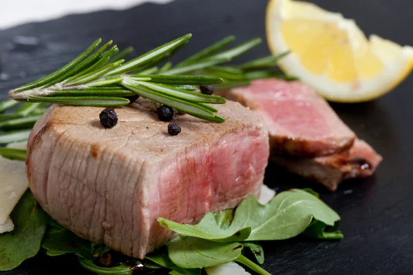Carne de bovino em salada de arugula e parmesão — Fotografia de Stock