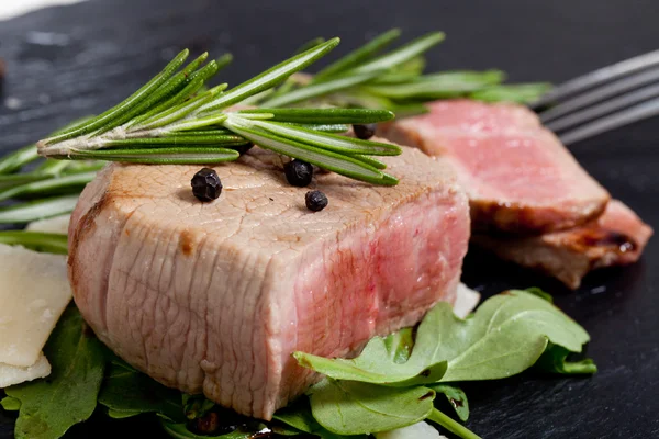 Roka Salatası ve parmesan sığır eti — Stok fotoğraf