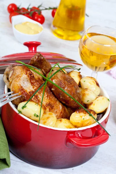Chicken and potatoes — Stock Photo, Image