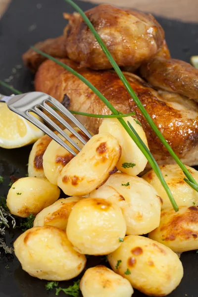 Chicken and potatoes — Stock Photo, Image