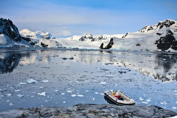 Båt i Antarktis — Stockfoto