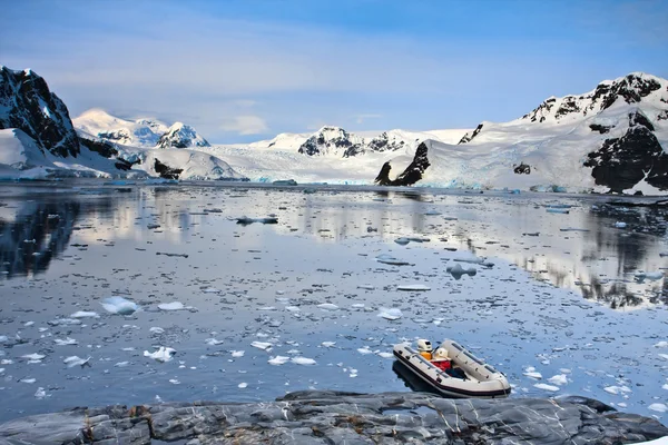 Boot in der Antarktis lizenzfreie Stockbilder