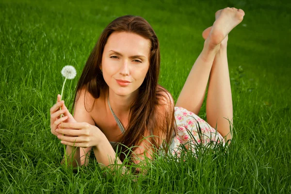 Красивая девушка на траве — стоковое фото