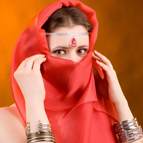 Femme dans une écharpe rouge — Photo