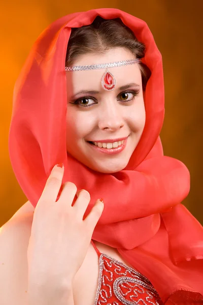 Kadın kırmızı bir fular — Stok fotoğraf