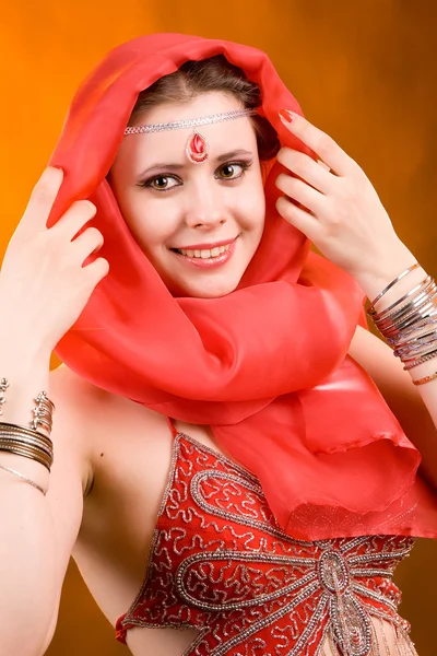 Женщина в красном шарфе — стоковое фото
