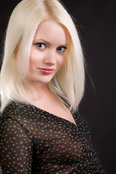 Blondin i svart linne — Stockfoto
