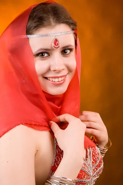 Mujer en una bufanda roja —  Fotos de Stock