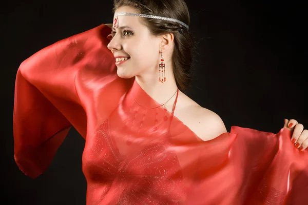 Vrouw in een rode sjaal — Stockfoto