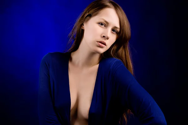 진한 파란색 배경에 여자 — 스톡 사진