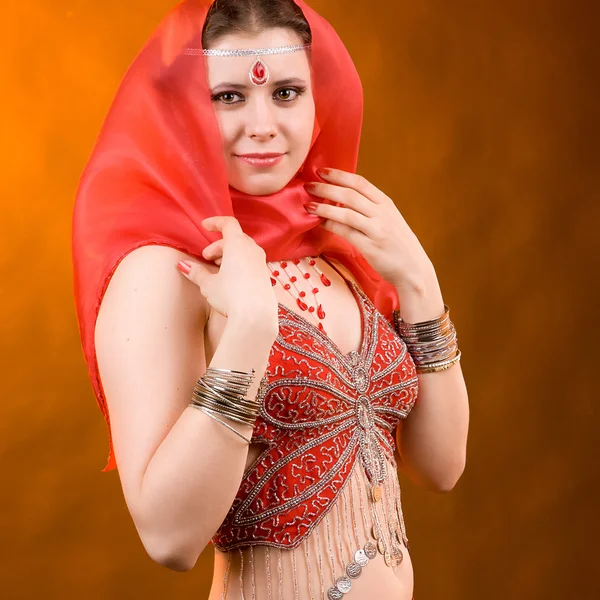 Kadın kırmızı bir fular — Stok fotoğraf