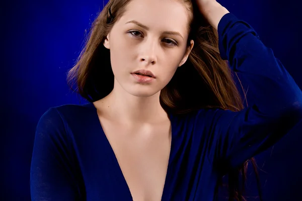 Kvinna på en mörkblå bakgrund — Stockfoto