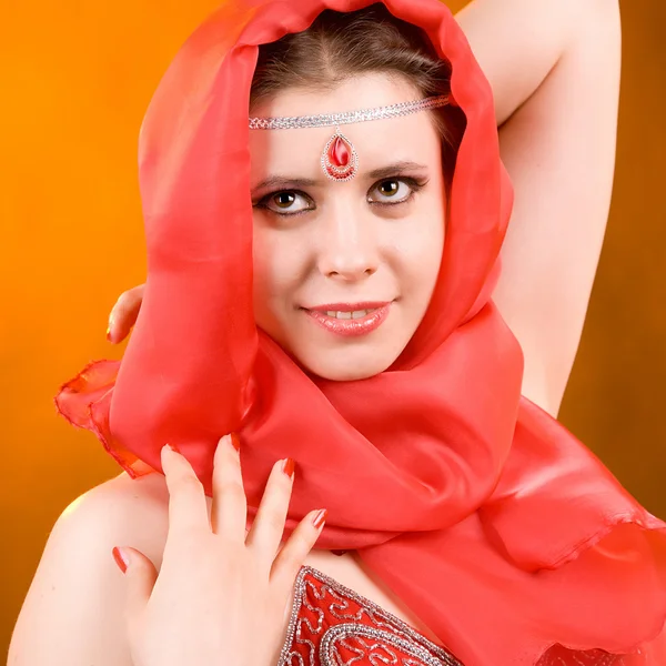 Женщина в красном шарфе — стоковое фото