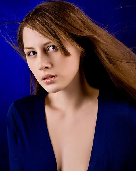 Vrouw op een donker blauwe achtergrond — Stockfoto