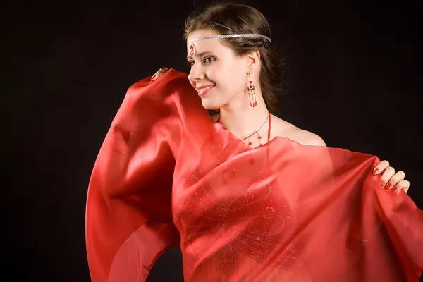 Mujer en una bufanda roja — Foto de Stock