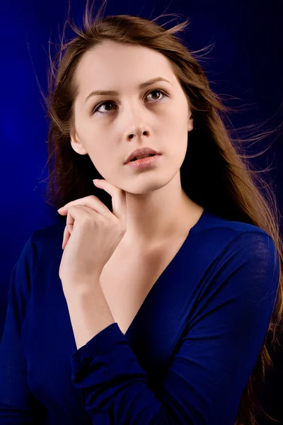 Женщина на темно-синем фоне — стоковое фото
