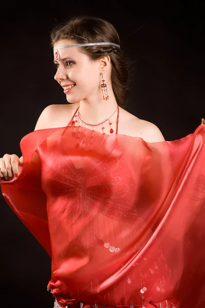 Mujer en una bufanda roja — Foto de Stock