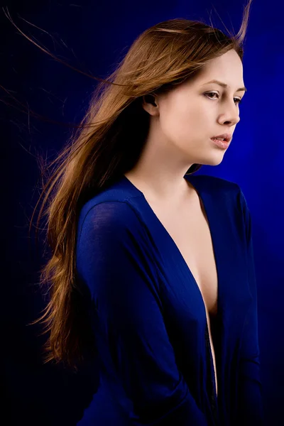 Kobieta na ciemnym niebieskim tle — Zdjęcie stockowe