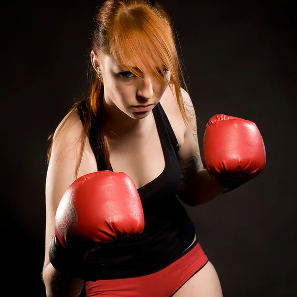 Боксер на тренировке — стоковое фото