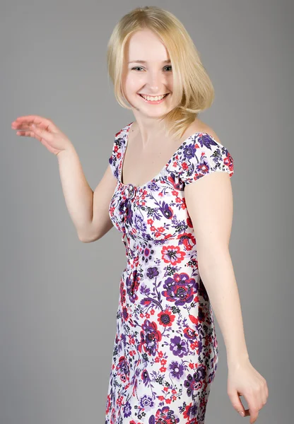 Усміхнена блондинка в елегантній сукні — стокове фото