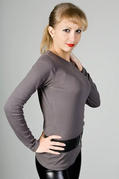 Ung kvinna i en grå tröja — Stockfoto