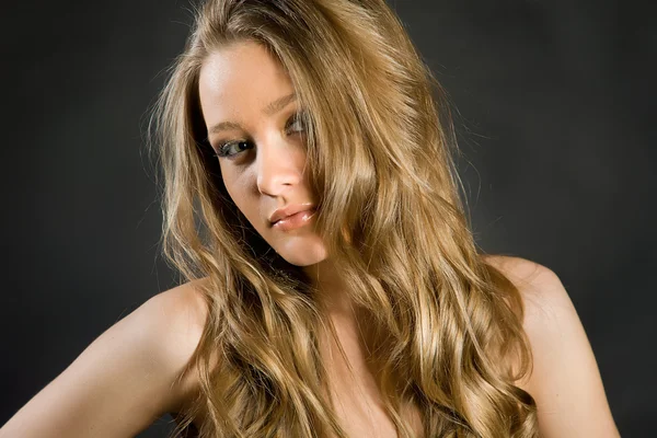 Молодая привлекательная девушка с вьющимися волосами — стоковое фото