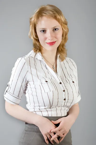 Блондинка привлекательная женщина с большой грудью в полосатой рубашке — стоковое фото