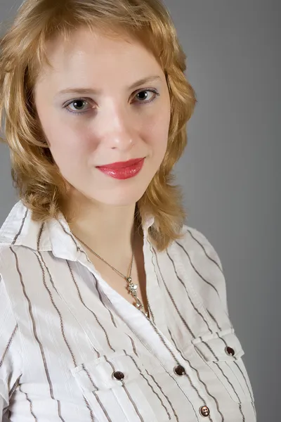 Donna attraente con grandi seni in una camicia a righe — Foto Stock