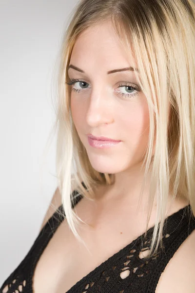 Attraktiv kvinna med blont hår — Stockfoto