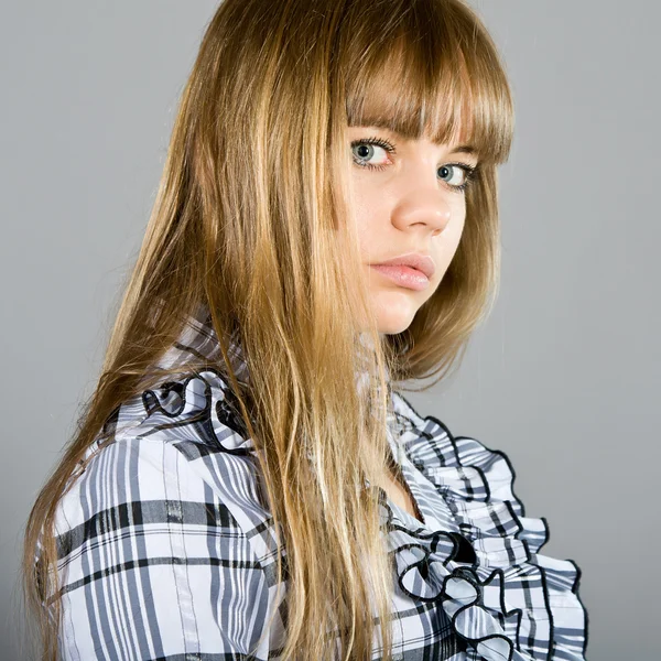 체크 무늬 셔츠에 있는 여자 — 스톡 사진