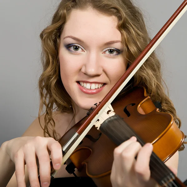 Das Mädchen mit der Geige — Stockfoto
