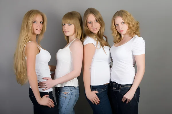 Quatro raparigas — Fotografia de Stock