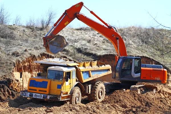 Traktorgrävare loader lastning dumper — Stockfoto