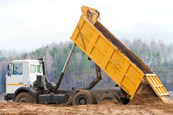 Gele dump truck — Stockfoto