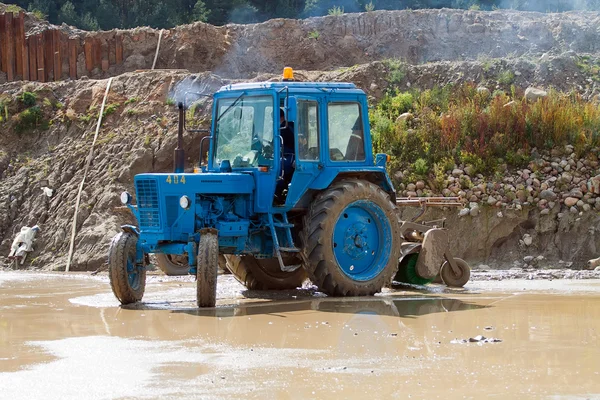 Kék traktor — Stock Fotó