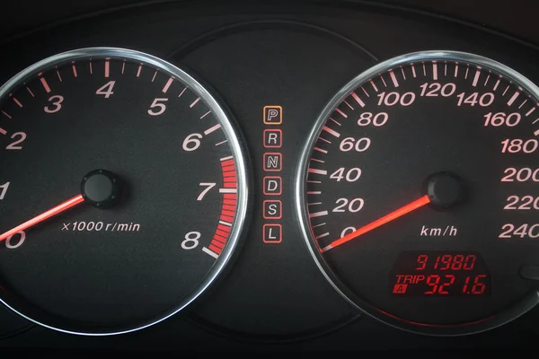 Автомобільний спідометр і тахометр — стокове фото