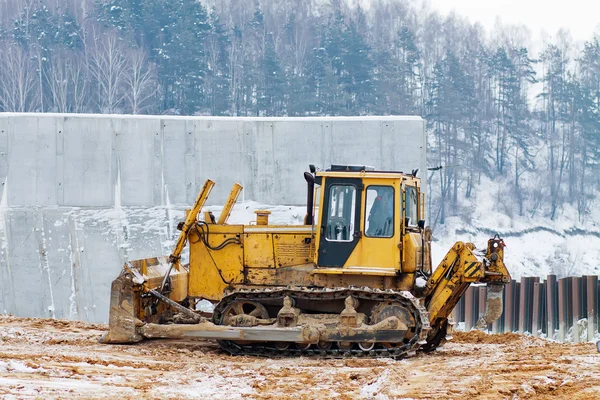 Gele bulldozer werken in de winter — Stockfoto