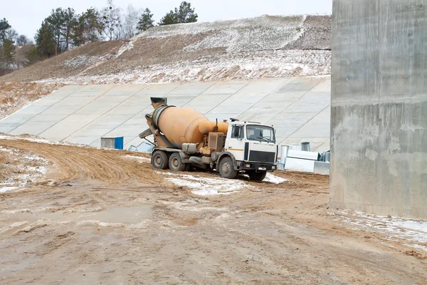 Lastbil operatör hälla cement — Stockfoto