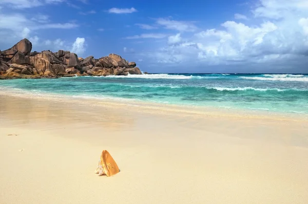 Granit steniga stränder på Seychellerna öar — Stockfoto
