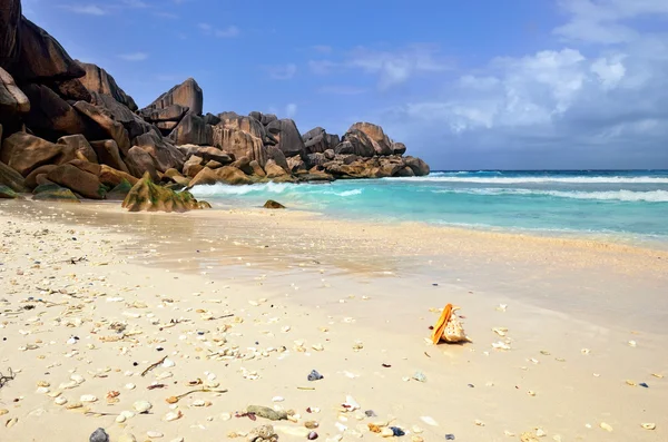 Graniet rotsachtige kustlijn op de Seychellen — Stockfoto