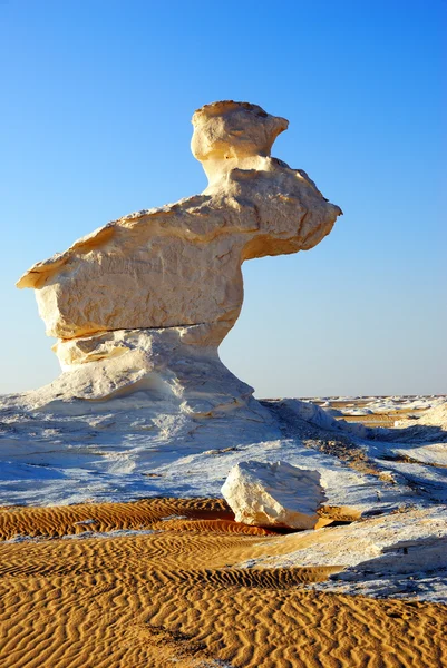 Eine ungewöhnliche Kalksteinklippe in der Wüste — Stockfoto