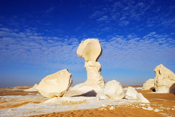 Pedras no deserto branco — Fotografia de Stock
