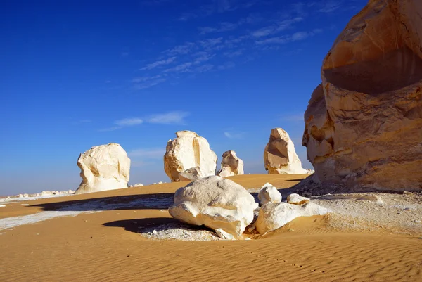 Rocas en el desierto blanco — Foto de Stock