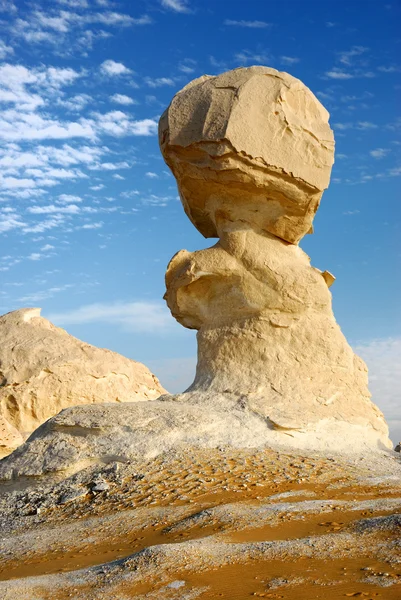 Vallende stenen in de witte woestijn — Stockfoto