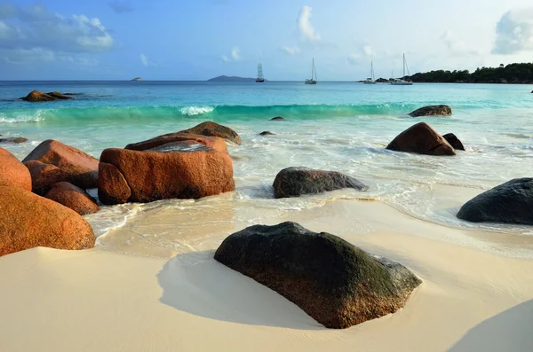 Spiaggia tropicale sull'isola delle Seychelles — Foto Stock