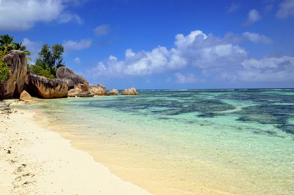 Playa tropical en la isla de Seychelles — Foto de Stock