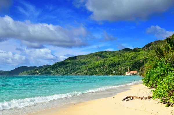 Costa tropical en la isla de Seychelles — Foto de Stock